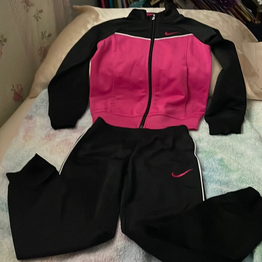 Nike girl’s sweatsuit. EUC